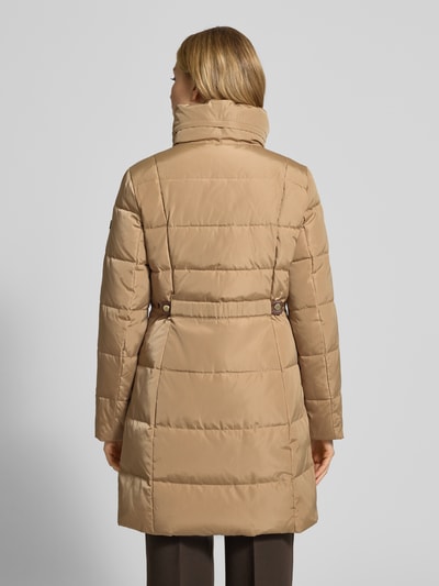 Modelka kobieca nosi beżowy Steppmantel mit Stehkragen od Lauren Ralph Lauren, taliowany krój, widok całej sylwetki od tyłu.