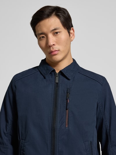 Männermodel trägt Regular Fit Hemdjacke aus reiner Baumwolle von Tom Tailor in Dunkelblau, sichtbarer Reißverschluss, Nahaufnahme Oberkörper.