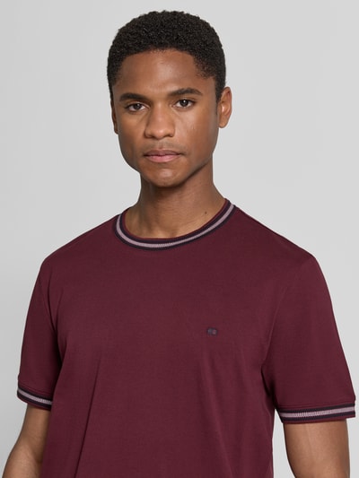 Männermodel trägt Regular Fit T-Shirt mit Logo-Stitching von Christian Berg Men, Reine Baumwolle, Rundhalsausschnitt, Nahaufnahme Oberkörper.
