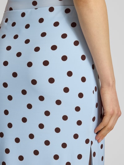 Frauenmodel trägt Maxirock im Allover-Look Modell 'Bowie' von Forever New in Hellblau mit braunen Punkten, Material-Mix mit Stretch-Anteil, figurbetonter Schnitt, Bundweite bei Größe 36: 37 cm, Gesamtlänge bei Größe 36: 98 cm, Nahaufnahme Hüfte.