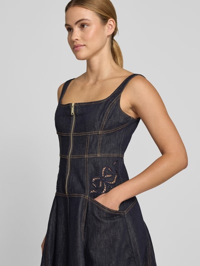 Frauenmodel trägt Knielanges Kleid in Denim-Optik von Self-Portrait aus Baumwoll-Mix, taillierte Passform, Loch-Stickereien, Nahaufnahme Oberkörper.