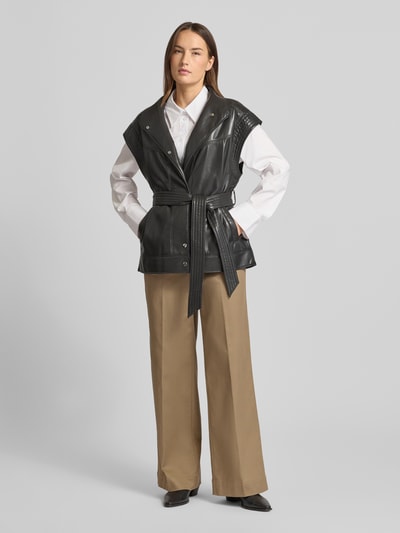 Frauenmodel trägt Regular Fit Weste mit Viskose-Anteil Modell 'JACARO' von BOSS Orange, unifarben, Kunstleder, Ganzkörperansicht von vorne.