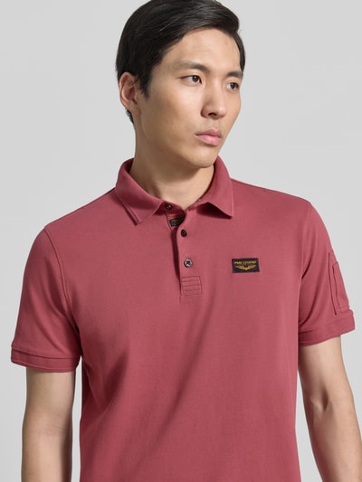 Männermodel trägt Slim Fit Poloshirt mit Logo-Patch von PME Legend aus elastischem Baumwoll-Mix, Polokragen, kurzärmelig, Nahaufnahme Oberkörper.
