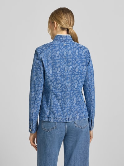 Vrouwenmodel draagt 'Jeansjacke aus Baumwoll-Lyocell-Mix mit Pattentaschen' van WHITE LABEL, blauw met paisleyprint, getailleerde fit, opgestikte klepzakken, staande kraag, doorknoopsluiting, detailopname rug, context: dames jeansjack, katoen-lyocell mix, ruglengte 58 cm, borstwijdte 45 cm, mouwlengte 62 cm. Ganzkörperansicht Rückansicht.