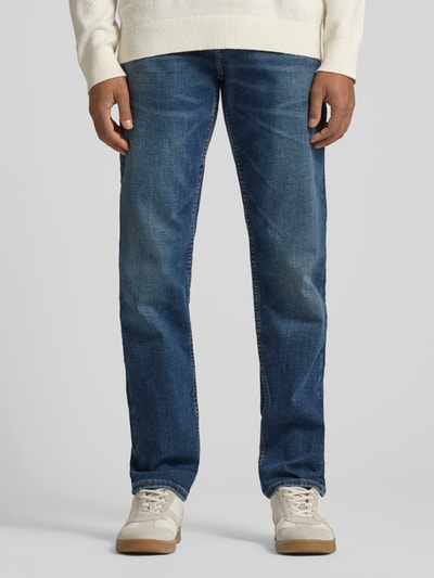 Männermodel trägt Regular Fit Jeans aus Baumwoll-Mix Modell 'RE.MAINE BO' von BOSS Orange in Denim-Optik mit 5-Pocket-Design, Ganzkörperansicht von vorne.