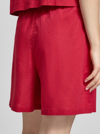 Frauenmodel trägt Regular Fit Shorts aus Leinen-Baumwolle-Mix von Marc O'Polo Denim, Optik: Unifarben, Eingrifftaschen, Nahaufnahme Oberschenkel.