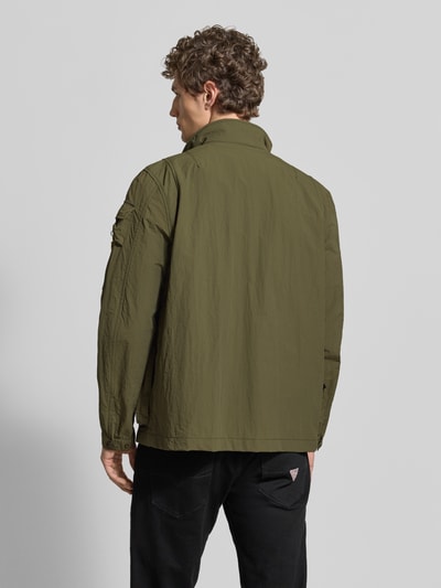 Męski model nosi Jacke mit Stehkragen und Cargotaschen Modell 'CARGOYET' od PME Legend, krój regular fit, kolor oliwkowy, tekstura matowa, długość tyłu w rozmiarze M: 72 cm, szerokość ramion w rozmiarze M: 47 cm, szerokość klatki piersiowej w rozmiarze M: 58 cm, długość rękawa w rozmiarze M: 67 cm, widok całej sylwetki z tyłu.