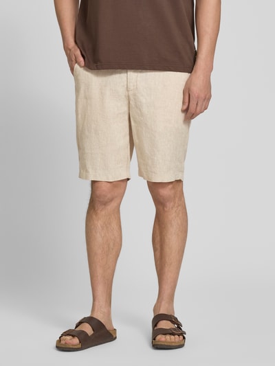Męskimodel nosi szorty z lnu, model 'PANDRUP' od Casual Friday, krój straight fit, wpuszczane kieszenie, jasny beż, całkowity widok z przodu.