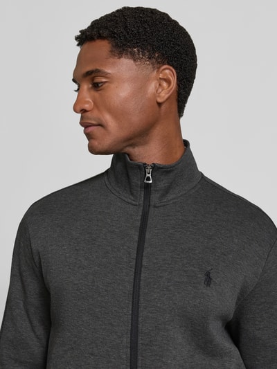 Männermodel trägt Relaxed Fit Sweatjacke aus Baumwoll-Mix von Polo Ralph Lauren in Dunkelgrau, sichtbare Struktur, Nahaufnahme Oberkörper.