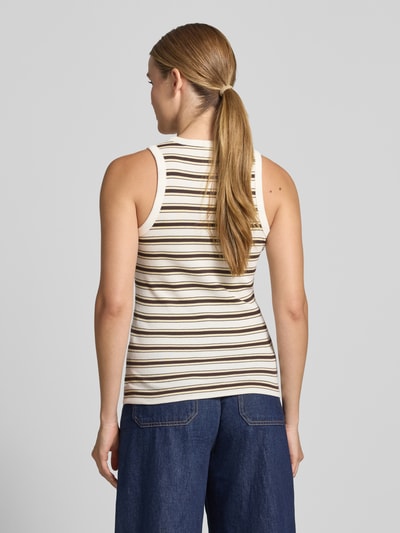 Frauenmodel trägt Tanktop im Allover-Look Modell 'Ireso resort' von OPUS in Ripp-Optik, creme-braune Streifen, Reine Baumwolle, Slim-Fit, Rundhalsausschnitt, Rückenlänge 54 cm bei Größe 36, Ganzkörperansicht Rückansicht.