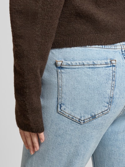 Vrouwenmodel draagt Straight Fit Jeans uit katoenmix model 'EMILY' van Only, lichtblauwe denim, label patch, detailopname rug.
