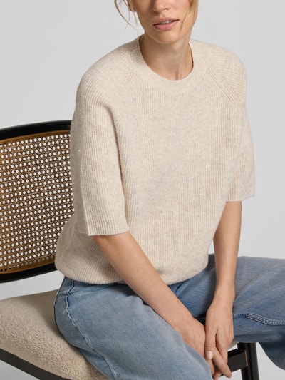 Vrouwenmodel draagt Relaxed Fit T-shirt uit wolmix Model 'Astrid' van FREE/QUENT, beige tricotlook, ronde hals, 1/2-mouwen, materiaalmix, ruglengte maat S 57 cm, mouwlengte 28 cm, vooraanzicht, close-up bovenlichaam.