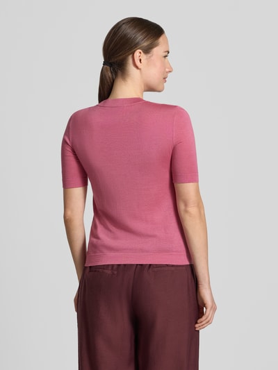 Frauenmodel trägt Regular Fit Pullover aus Woll-Seiden-Kaschmir-Mix Modell 'TAPIOCA' von Max Mara Weekend Max Mara in Rosa und Rot, Ganzkörperansicht Rückansicht.