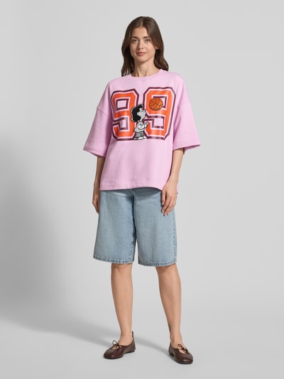 Frauenmodel trägt Loose Fit Sweatshirt mit Snoopy®-Print Modell 'JUMPI EMBO' von Essentiel Antwerp in Rosa, Baumwoll-Mix, Ganzkörperansicht von vorne.