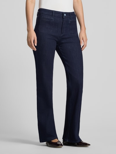 Frauenmodel trägt Straight Fit Jeans aus Baumwoll-Mix von Christian Berg Woman in dunklem Blau, fünf Taschen, Nahaufnahme Oberkörper, Damen Jeans elastischer Baumwoll-Mix, Eingriff- und Gesäßtaschen, Knopf- und Reißverschluss, Bundweite 39 cm, Innenbeinlänge 80 cm.