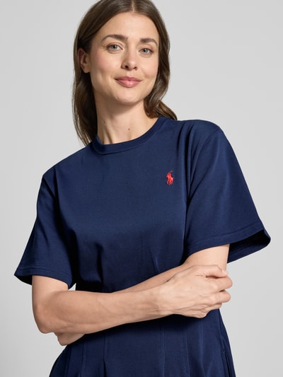 Kobiece modelka nosi Leicht ausgestelltes Sweatkleid aus reiner Baumwolle od Polo Ralph Lauren, melanż, krój lekko rozkloszowany, długość mini, okrągły dekolt, wyhaftowane logo, zakładane fałdy, krótki rękaw, wykończenie: dzianina dresowa, bawełna, zbliżenie na górną część ciała.
