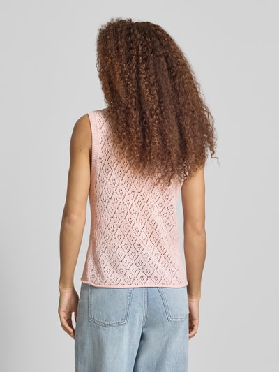 Frauenmodel trägt Regular Fit Pullunder mit Rundhalsausschnitt Modell 'SUNNY' von Only, jasnoróżowy, ażurowa dzianina, jednolity kolor, krój regular fit, półprzezroczysty wzór, prążkowany dół, widok całej sylwetki z tyłu.