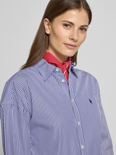 Frauenmodel trägt Tailliertes Blusenkleid aus reiner Baumwolle von Polo Ralph Lauren, gestreifte Popeline, Logo-Detail, Nahaufnahme Oberkörper.