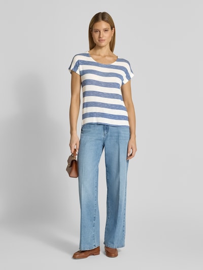 Vrouwenmodel draagt Regular Fit T-Shirt uit viscosemix model 'WIDE STRIPE' van Vero Moda, meerkleurig, fijne knit, vooraanzicht volledige lichaamsfoto.