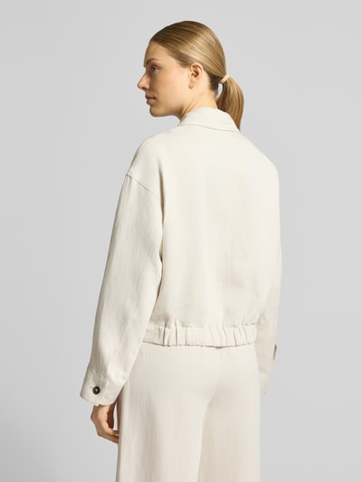 Vrouwenmodel draagt Loose Fit Hemdjacke aus Viskose-Leinen-Mix van Marc O'Polo, effen kleuren, platte kraag, korte lengte, twill, mix van viscose en linnen, lange mouw, knoopsluiting, klepzakken, elastische rompzoom. Ganzkörperaanzicht achterkant.