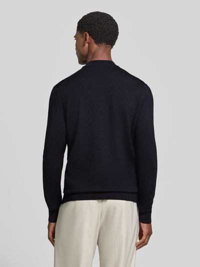 Männermodel trägt schwarzen Regular Fit Pullover aus reiner scheerwol model 'Davide' van JOOP! collectie, Ganzkörperansicht Rückansicht.