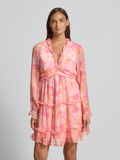 Kobieta modelka nosi Regular Fit Sommerkleid aus Chiffon Modell 'SMILLA' von Vero Moda, efekt: wzór na całej powierzchni, krój regular fit, długość mini, dekolt w serek, aplikacja z falbanami, bez zapięcia, bufiaste rękawy, długi rękaw, wykończenie materiału: szyfon, widoczne od przodu, ujęcie całej sylwetki.