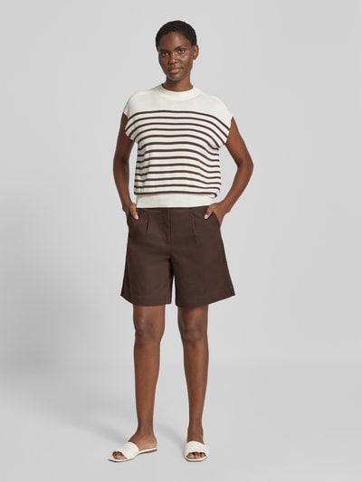 Frauenmodel trägt Bermudas mit Gesäßtaschen Modell 'HAYE' von FREE/QUENT, Material-Mix mit Viskose-Anteil, Regular Fit, braun, Ganzkörperansicht von vorne.