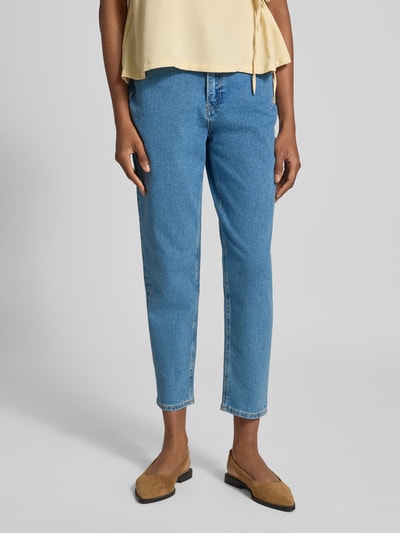 Kobiece model prezentuje niebieskie jeansy Mom Fit z mieszanki lyocellu i bawełny Mom Fit Jeans aus Baumwoll-Mix mit Lyocell-Anteil Modell 'MAIRAA' od ARMEDANGELS, Ganzkörperansicht z przodu, kontekst: damskie jeansy Mom Fit od ARMEDANGELS
