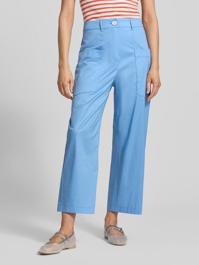 Frauenmodel trägt Wide Fit Stoffhose mit aufgesetzten Taschen von Marc Cain in Hellblau, Baumwoll-Mix, verkürzte Passform, Ganzkörperansicht von vorne.