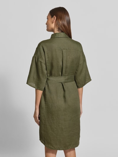 Modelka nosi Regular Fit Leinenkleid aus reinen Leinen Modell 'Derby' od 0039 Italy, zielony, paskowany, półprzezroczysty, materiał lniany, krój regular fit, wykładany kołnierz, listwa guzikowa, taliowana, rękaw o dł. 1/2, odpinana tasiemka, długość tyłu w rozmiarze S: 96 cm, szerokość w rozmiarze S: 59 cm, długość rękawów w rozmiarze S: 24 cm, widok całej sylwetki od tyłu.