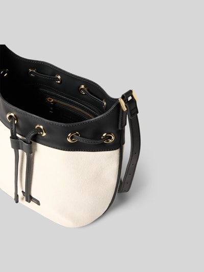 Produktfoto, Bucket Bag mit Logo-Patch von Anine Bing, Hauptfach mit Tunnelzug, verstellbarer Schulterriemen, Reißverschlussfach, Strukturmuster in Creme und Schwarz, Maße 26 cm Breite, 26 cm Länge, 11 cm Tiefe