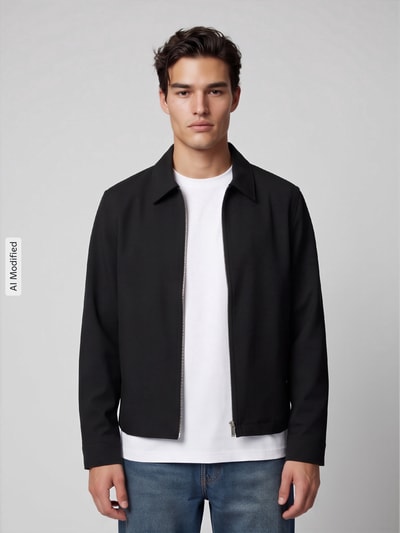 Männermodel trägt schwarzen Regular Fit Blouson mit Viskose-Anteil Modell 'REGULAR' von Selected, Herren Bomberjacke, Ganzkörperansicht von vorne, KI-modifiziertes Bild.