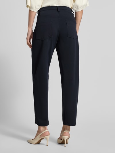 Frauenmodel trägt Jogpants mit elastischem Bund Modell 'OCEAN' von Cambio in Dunkelblau, Material-Mix mit Stretch-Anteil, Regular-Fit, Ganzkörperansicht Rückansicht