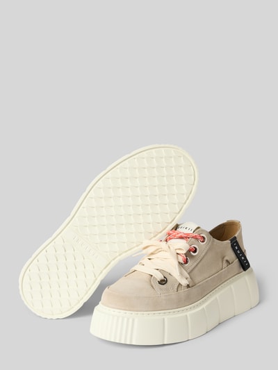 Produktfoto, Sneaker mit Plateau Modell 'Matilda' von INUIKII in Beige mit Schnürverschluss, abgerundeter Form, sichtbarem Logo-Detail, strukturierter Plateau-Sohle.