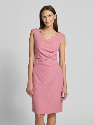 Modelka kobieca nosi Knielanges Cocktailkleid mit Raffungen od Vera Mont, jasnoróżowy, materiał z domieszką stretchu, prosty krój, dekolt w serek, długość do kolan, szerokość w rozmiarze 36: 42 cm, długość tyłu: 99 cm, tekstura gładka, widok całej sylwetki z przodu.