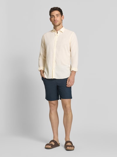 Männermodel trägt Regular Fit Business-Hemd aus Leinen-Baumwoll-Mix Modell 'ROMA' von FIL NOIR, helles Beige, Ganzkörperansicht von vorne. Herren Business-Hemd, Haifischkragen, Knopfleiste, Rückenlänge bei Größe 40: 74 cm, Schulterbreite: 41 cm, Ärmellänge: 65 cm.