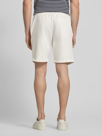 Männermodel trägt Shorts mit elastischem Bund und Gesäßtasche von MCNEAL, Material-Mix mit Viskose-Anteil, Regular-Fit, Ganzkörperansicht Rückansicht.