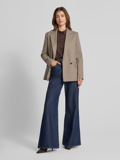 Vrouwenmodel draagt Slim Fit blouse uit mix van viscose en elastaan van comma, overhemdkraag, knoopsluiting, donkerbruin, Ganzkörperansicht von vorne. Ruglengte bij maat 36: 55 cm, mouwlengte bij maat 36: 62 cm.