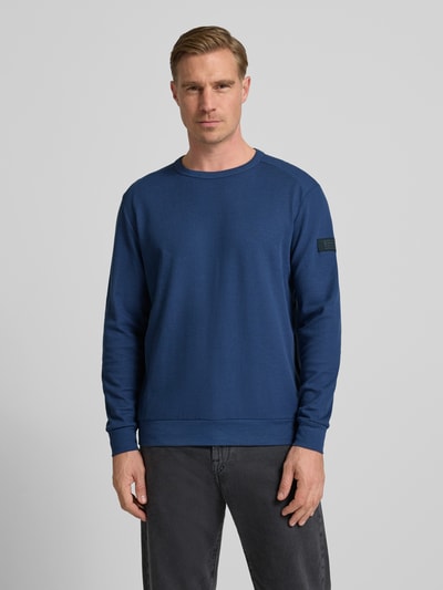 Männermodel trägt Regular Fit Langarmshirt aus Baumwoll-Mix von Tom Tailor, Optik: Unifarben, Waffel-Struktur, Rundhals, Label-Patch, Ganzkörperansicht von vorne.