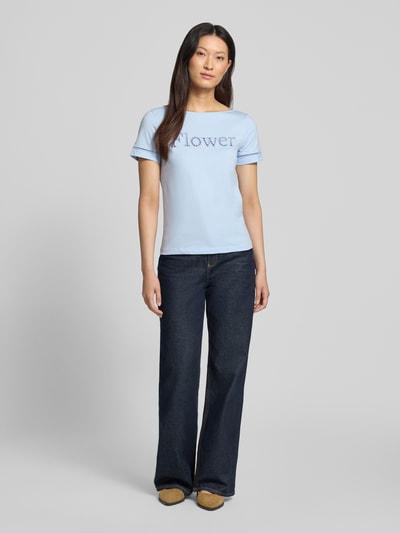 Frauenmodel trägt T-Shirt mit Lochstickerei und Rundhalsausschnitt von Jake*s Casual, hellblau, aus Reine Baumwolle, Regular-Fit, Rückenlänge bei Größe S 56 cm, schlichtes Design mit geradem Schnitt, Ganzkörperansicht von vorne.