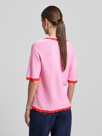 Modelka nosi Strickshirt mit Polokragen und V-Ausschnitt von Christian Berg Woman z bawełny, krój regular fit, paski w kontrastowym kolorze, falisty brzeg, długość tyłu w rozmiarze S 57 cm, długość rękawów w rozmiarze S 25 cm, widok całej sylwetki z tyłu.