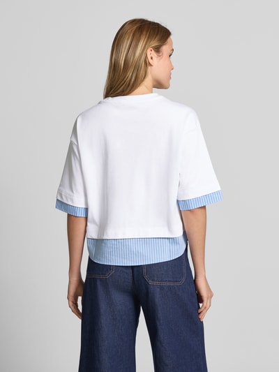 Männermodel trägt T-Shirt mit Paillettenbesatz und okrągły dekolt von Smith and Soul, damski t-shirt z bawełna, pudełkowy krój, lekko opuszczone ramiona, długość tyłu w rozmiarze S: 54 cm, białe i niebieskie paski, gładka tekstura, Ganzkörperansicht Rückansicht.