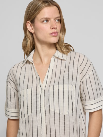 Frauenmodel trägt Regular Fit Hemdbluse aus reiner Baumwolle Modell 'TIZANA' von Only, Optik:Allover-Muster, Flammgarn, Kurzarm, Nahaufnahme Oberkörper