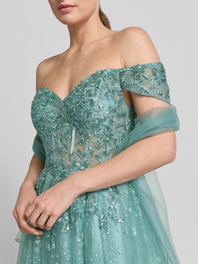 Modelka kobieca ma na sobie Corsagenkleid mit Stitchings und Pailletten od Unique, zielony tiul, A-linia, maxi, detal haftu, szerokość w rozmiarze 36: 37 cm, długość pleców 160 cm, detal górnej części sukienki, zbliżenie na górę sukienki