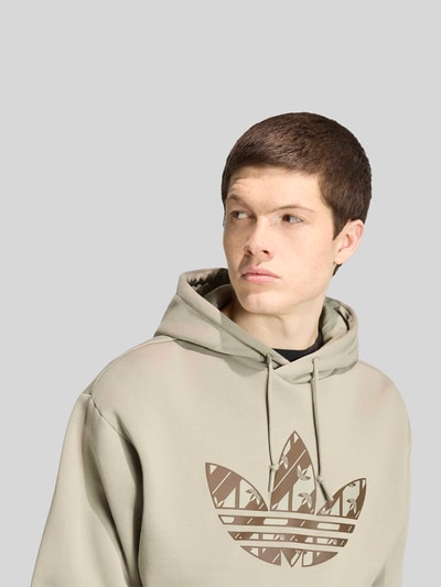 adidas Originals Bluza z kapturem o kroju regular fit z mieszanki bawełny z nadrukiem z logo Oliwkowy 3