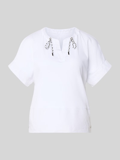 Produktfoto, T-Shirt mit Tunikakragen und Kordelzug von Marc Cain, biały bawełniany mix ze stretchem, prosty krój, detal z logo