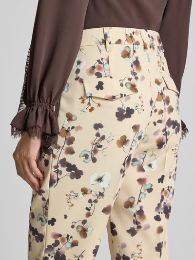 Vrouwenmodel draagt Feminine Fit broek in all-over look van Marc Cain, materiaalmix met stretch, bandplooien, high waist, detailopname.