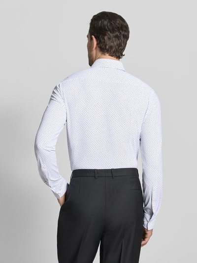 Männermodel trägt Slim Fit Businesshemd mit Kentkragen Modell 'KENNO' von HUGO, efekt: wzór na całej powierzchni, ganzkörperansicht rückansicht