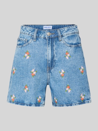 Produktfoto, Regular Fit Jeansshorts aus reiner Baumwolle Modell 'SKY' von Pieces in blauer Denim-Optik mit Stickerei, Nieten und 5-Pocket-Design.