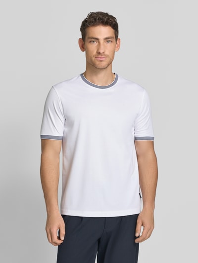 Männermodel trägt T-Shirt mit Rundhalsausschnitt von bugatti, weiß, Baumwoll-Mix, Regular-Fit, Label-Detail, Rückenlänge 70 cm, Ganzkörperansicht von vorne.